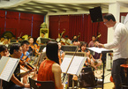 Nhạc trưởng Lê Phi Phi tập cùng dàn nhạc 'Điều còn mãi'