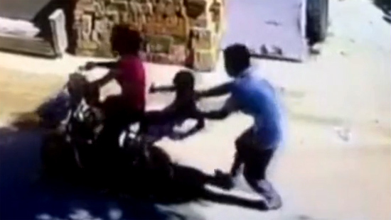 Em bé bị bế thốc đi, kẻ bắt cóc lao lên ô tô tẩu thoát