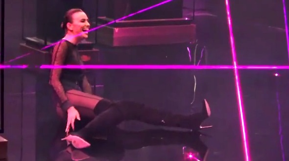 Irina Shayk ngã bổ ngửa vì diễn quá sâu