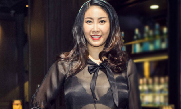 Hà Kiều Anh diện áo sexy bất chấp tuổi tác