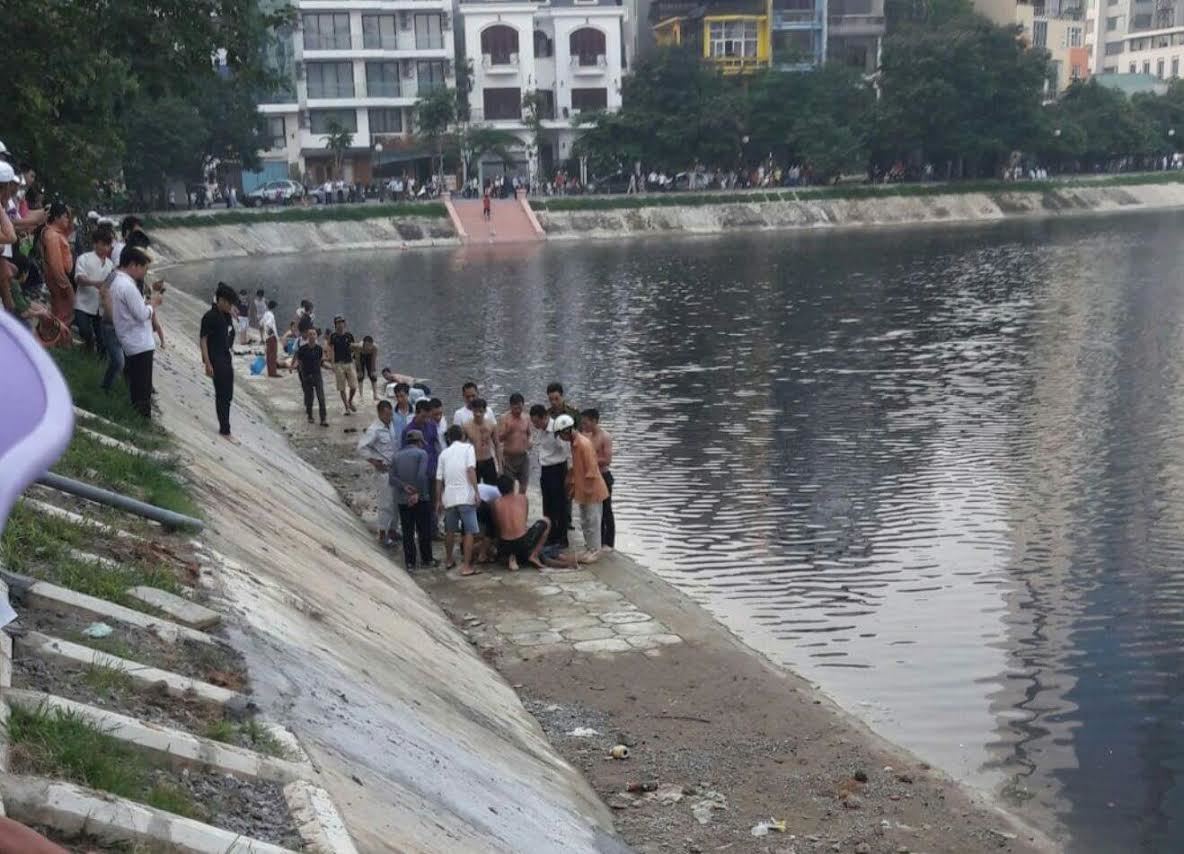 Bơi ra giữa hồ Ngọc Khánh, nam thanh niên chết đuối