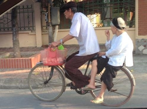 Cụ ông hơn 10 năm đạp xe đèo vợ đi bán trứng tại Hà Nội