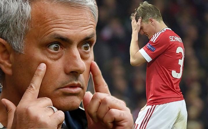 Không rời MU, Schweinsteiger khiến Mourinho tức điên