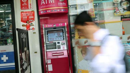 Truy tìm 'siêu trộm' rút hơn 340.000 USD từ cây ATM