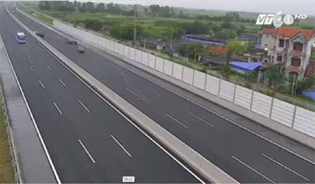 Kinh hoàng clip 3 ôtô 'dồn toa' tan nát trên cao tốc Hà Nội - Hải Phòng