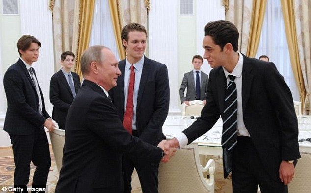 Putin bất ngờ gặp riêng 11 nam sinh quý tộc Anh