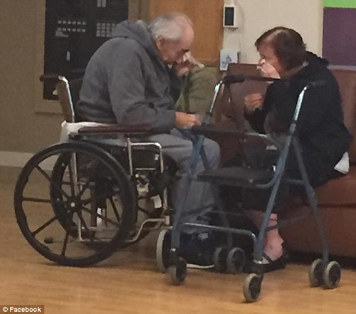 Xúc động chuyện cặp vợ chồng già khóc vì không được ở chung viện dưỡng lão