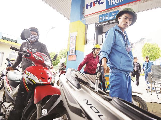 BOT rồi đến xăng dầu: Chạy xe khổ vì thuế phí