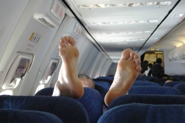 Khó thở với vị khách 'bốc mùi' trên máy bay