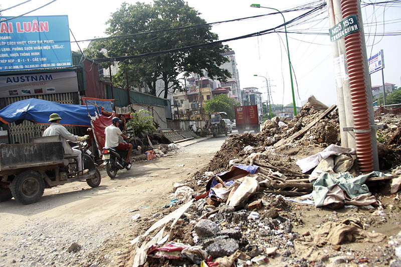 Hà Nội: Rác chất đống, bốc mùi trên đường mới mở