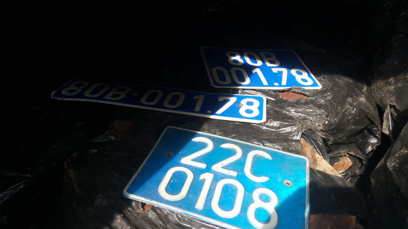 Hà Nội: Bắt xe biển xanh chở gỗ lậu