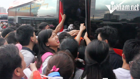 Chiến đấu nghẹt thở giành chỗ lên xe khách 2/9