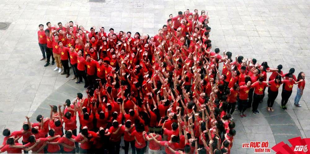Trên 1.500 người mặc áo đỏ sao vàng nhảy flashmob mừng 2-9