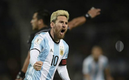 Messi lập công, Argentina chiếm ngôi đầu bảng
