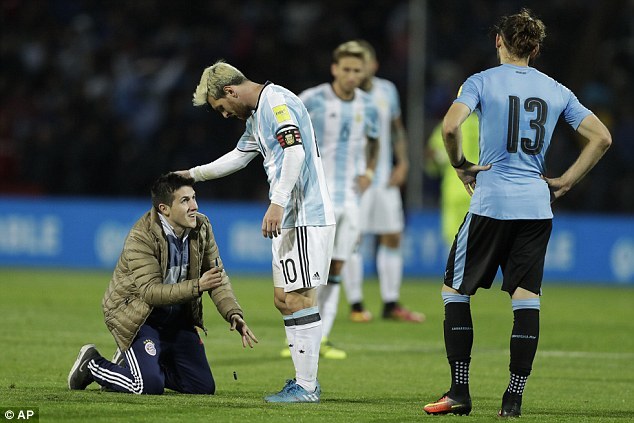 Fan cuồng lao vào sân ôm chặt chân Messi