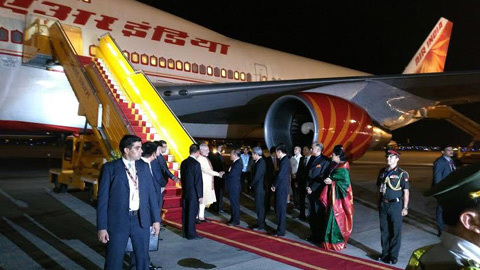 Thủ tướng Ấn Độ đăng tweet khi đặt chân đến Hà Nội