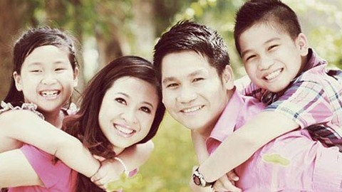 Ca sĩ Trọng Tấn với gia đình hạnh phúc, các con khôn lớn dần theo năm tháng. Hình ảnh của anh cùng gia đình sẽ đem đến cho bạn những giây phút ấm áp và đầm ấm trái tim.