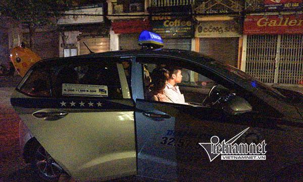 Quanh hồ Gươm hậu 2/9: Taxi đắt hàng và rác khắp nơi