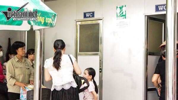 Đi bộ quanh hồ Gươm: Hạn chế đi vệ sinh vì thiếu nước