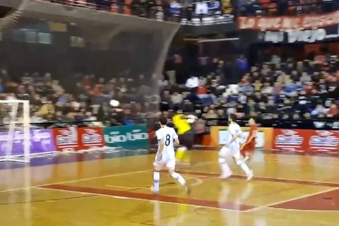 Tuyệt phẩm lốp bóng của tuyển thủ futsal Việt Nam xé lưới Argentina