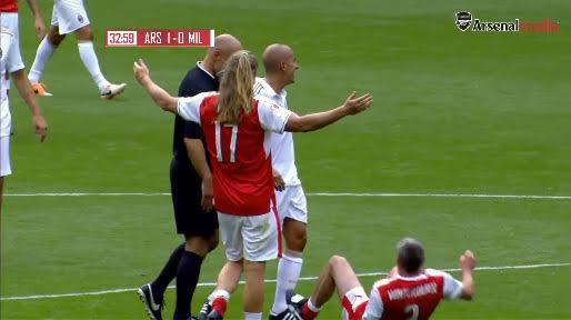 Di Canio tái hiện pha va chạm hài hước với Winterburn