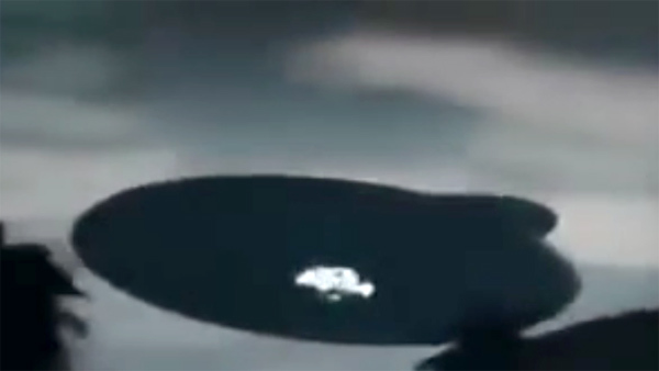 UFO khổng lồ bí ẩn vụt qua bầu trời Malaysia?