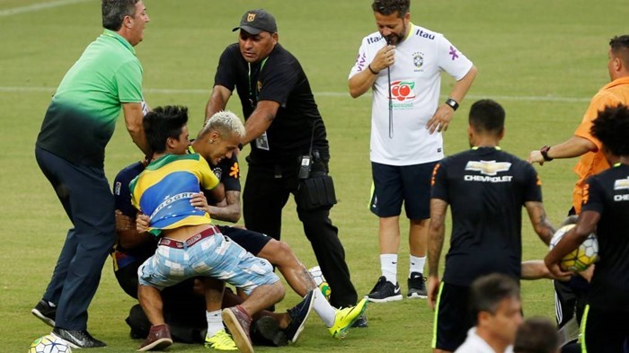 Fan cuồng đột nhập vào sân quật ngã Neymar