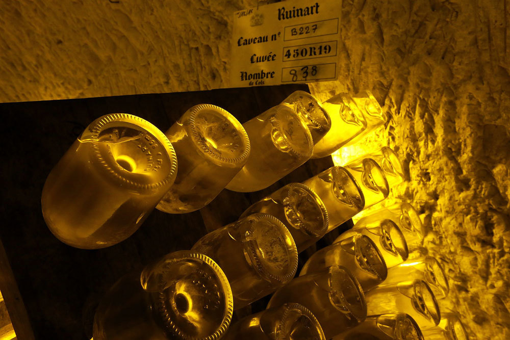 Tận mắt ngắm những chai champagne mạ vàng trong hầm rượu Pháp