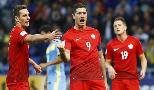 Lewandowski dùng cùi chỏ cho đối thủ...