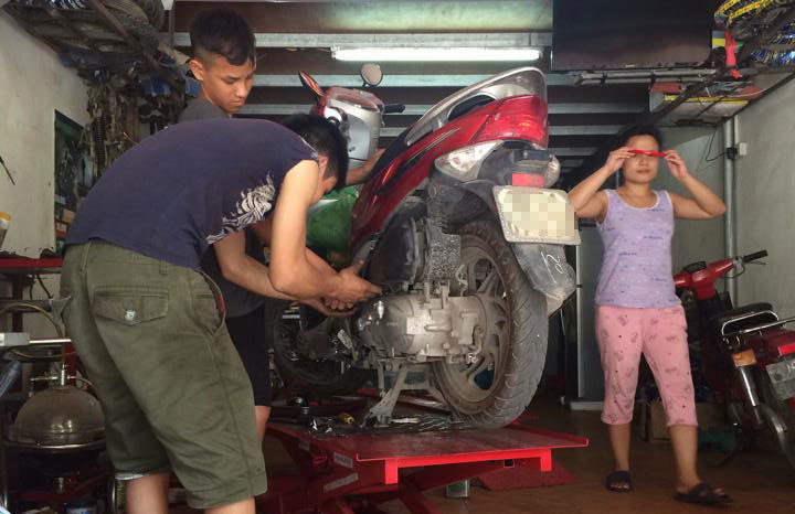 Mánh moi tiền khi xe tay ga chị em bất ngờ chết máy