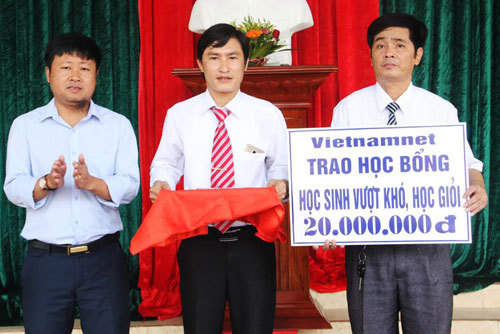 Báo VietNamNet trao 40 suất quà cho học sinh nghèo vượt khó
