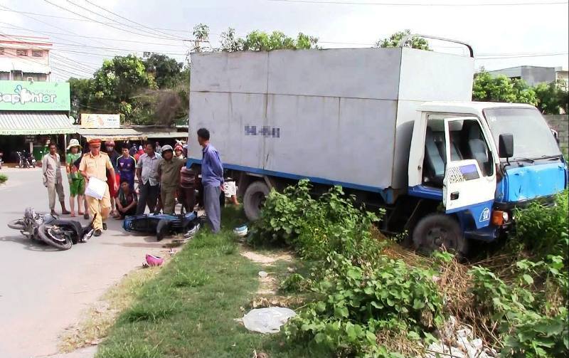 Tài xế 17 tuổi lái xe tông liên hoàn, 4 người nhập viện