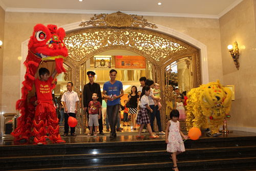 Rộn ràng lễ hội trăng rằm ở Tràng Tiền Plaza