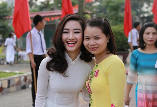 Hoa hậu Thu Ngân rạng rỡ dự lễ khai giảng ở trường cũ