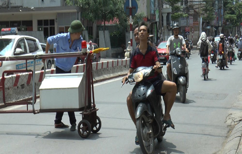 Vượt chắn tàu trên phố