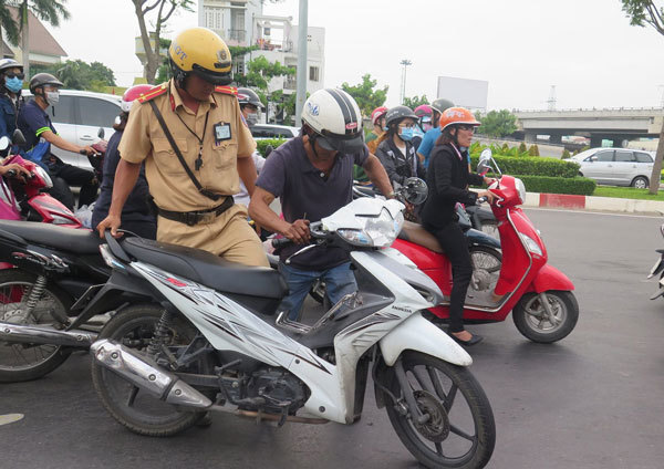 Va chạm giao thông, rút dao đâm người giữa phố