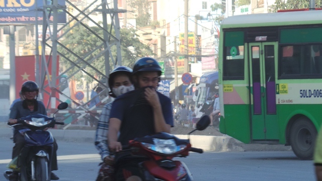 Dân Sài Gòn khốn khổ vì bão bụi từ công trình chống ngập