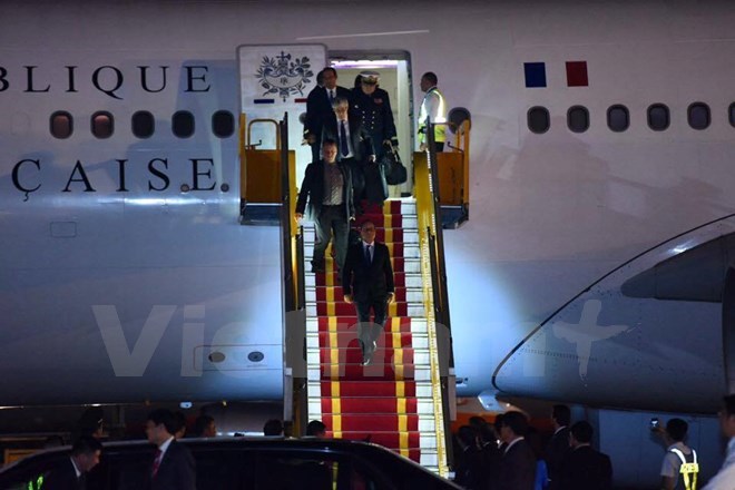 Hình ảnh đầu tiên Tổng thống Pháp đến sân bay Nội Bài