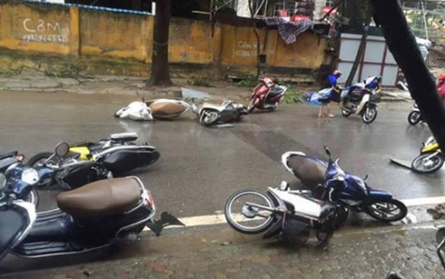 Kinh nghiệm đi xe máy an toàn trong mưa bão