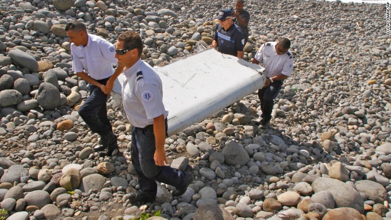 Công bố 3 mảnh vỡ nghi của MH370
