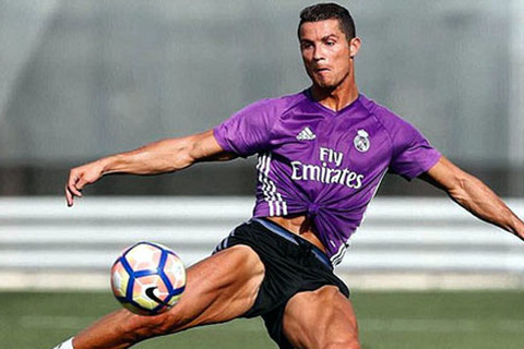 Cris Ronaldo tạo cơn mua bàn thắng trên sân tập