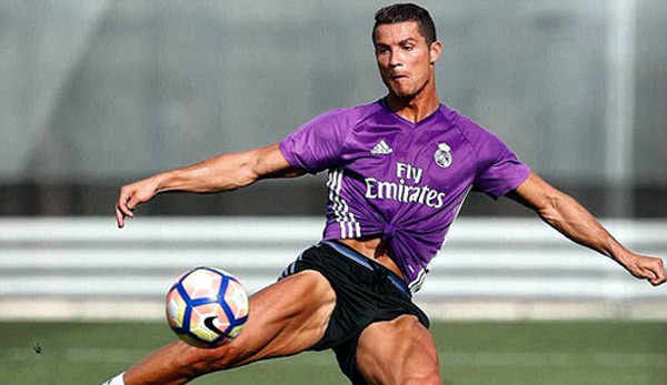 Cris Ronaldo tạo cơn mua bàn thắng trên sân tập