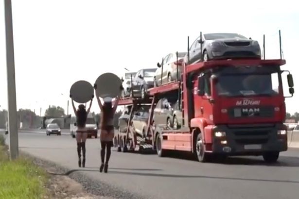 Thiếu nữ ngực trần nhắc tài xế giảm tốc