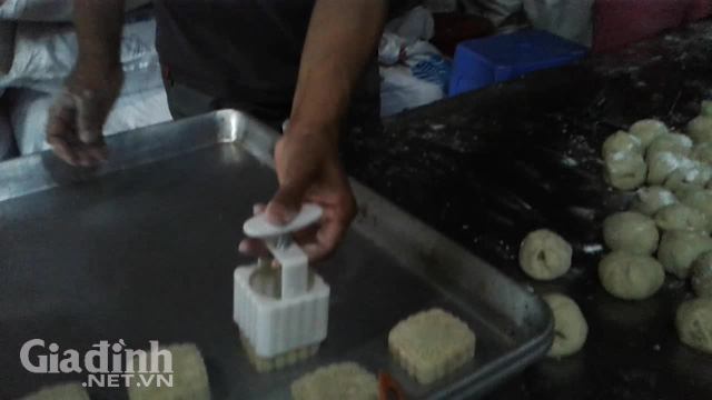 Đột nhập quy trình làm bánh nướng 'siêu hot' 4.000 đồng/chiếc
