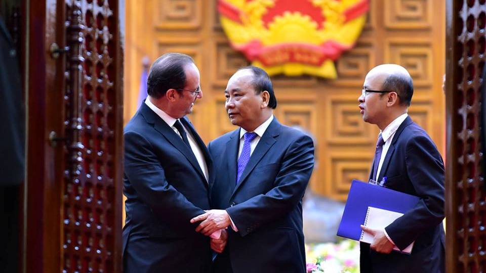Thủ tướng tặng Tổng thống Pháp bình phong 'Dấu ấn thời gian'