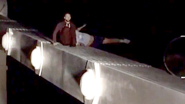 Clip kinh hoàng: Bỏ ý định tự tử vẫn rơi cầu chết thảm