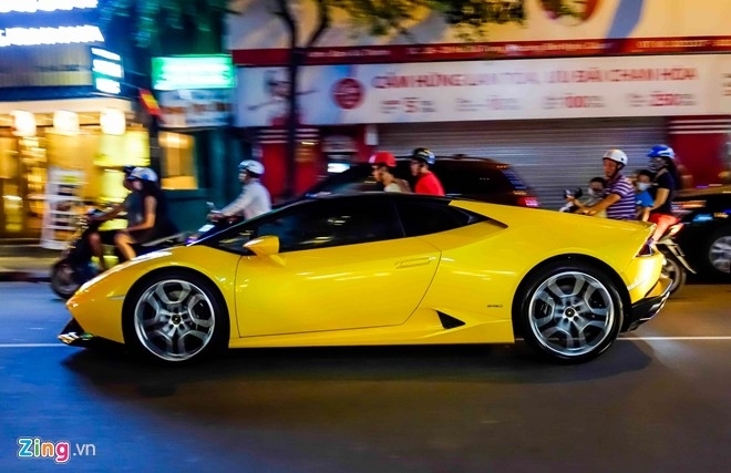 Cường Đô La lái siêu xe Huracan trên đường Sài Gòn