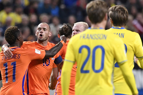 Sneijder tỏa sáng, Hà Lan thoát thua trên sân Thụy Điển