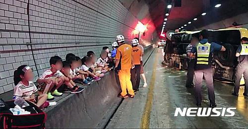 Phản ứng đáng nể của trẻ Hàn Quốc khi xe buýt lật