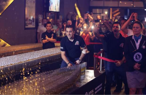 Một cú hích khiến hàng ngàn ly rượu đổ liên tiếp